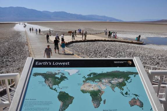Badwater Basin, a - 86 m de altitude, no Death Valley National Park, na Califórnia - EUA